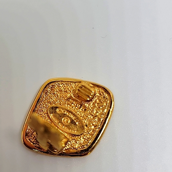 CHANEL MATELASSE DIAMOND VINTAGE CLIP ON EARRINGS - Picture 6 of 6